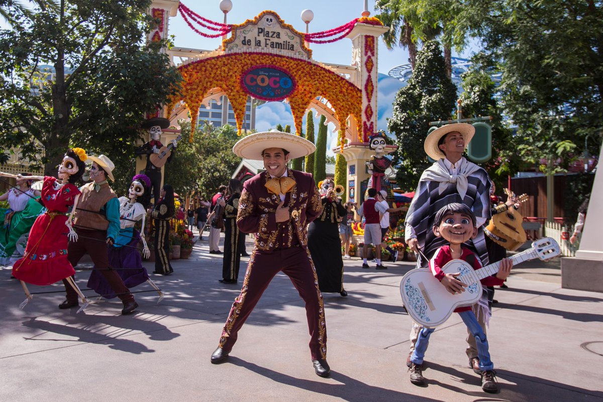DisneyParks's tweet photo. Fall celebrations are officially BACK at @Disneyland! Enjoy Halloween Time through Oct. 31, Plaza de la Familia through Nov. 2, and more. The fall season is here! 
🍂 https://t.co/jCyICdVnZG https://t.co/d1qTwhe3JD