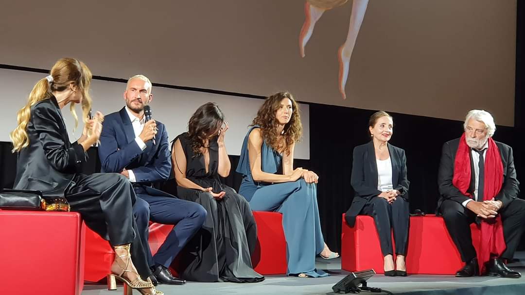 QueerLion's tweet photo. 16. Queer Lion Award | Photocall | 𝐋’𝐎𝐑𝐈𝐆𝐈𝐍𝐄 𝐃𝐔 𝐌𝐀𝐋 by Sébastien Marnier
#QueerLion #QL16 #Venezia79 #BiennaleCinema2022 #OrizzontiExtra #LaureCalamy #DoriaTillier #JacquesWeber #DominiqueBlanc #SuzanneClément #CélesteBrunnquell #LGBTQ https://t.co/6t3hD4UQY8