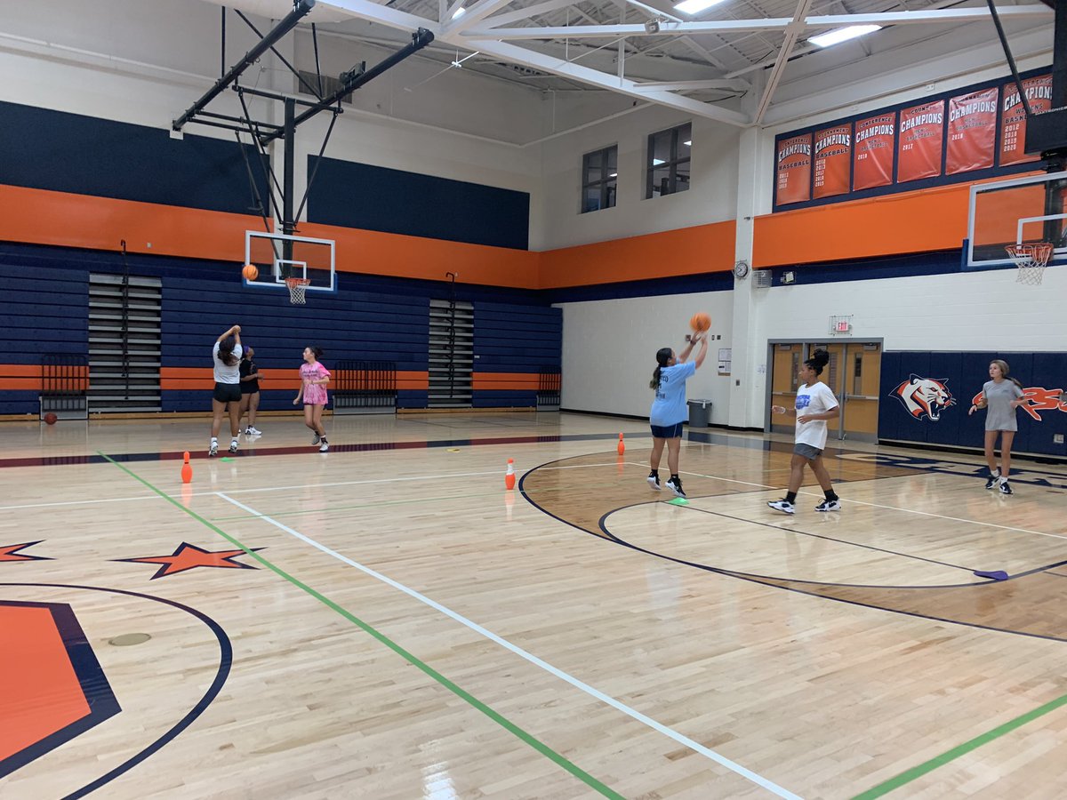 CarsonCougarWBB's tweet photo. Wrapped up week 2 of preseason workouts this morning. Proud of this group for showing up and wanting to get better! #carsonfamily #ladycougars20222023 https://t.co/mfhDyfzhQS