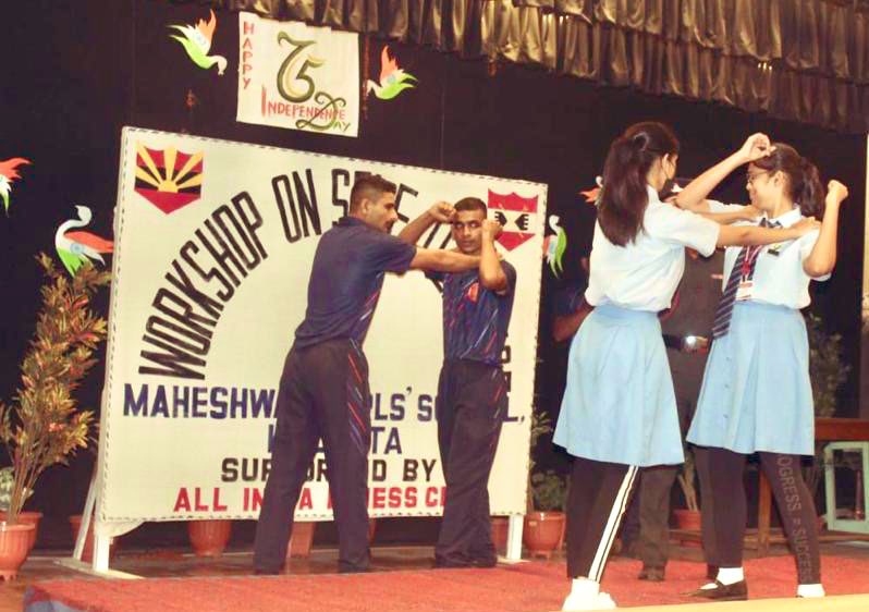 trishakticorps's tweet photo. “Stay Strong and Rule the World”
#BlackCatDivision #TrishaktiCorps with #AllIndiaLynessClub organised #SelfDefenceWorkshop at Maheshwari Girls School #Kolkata. 150 Girls of Classes 9th to 11th were trained in #UnarmedCombat.
#NariShakti
@adgpi
@easterncomd
@AllIndiaLynessClub https://t.co/vTyvOPPOV4