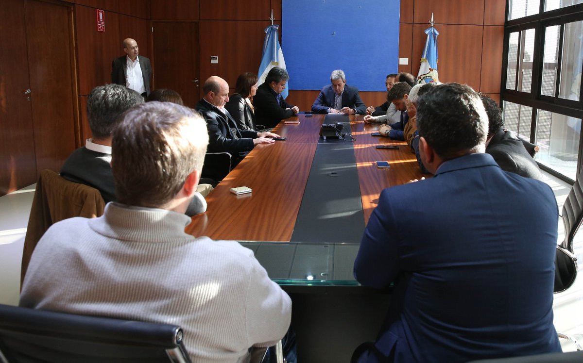 DiputadosSJ's tweet photo. El vicegobernador de San Juan Roberto Gattoni junto a diputados presidentes de bloque emitieron un comunicado que repudia enérgicamente el atentado contra la Vicepresidenta de la Nación e insta a una sociedad sin discursos de odio, con respeto mutuo y convivencia democrática. https://t.co/lv3X0gCn38