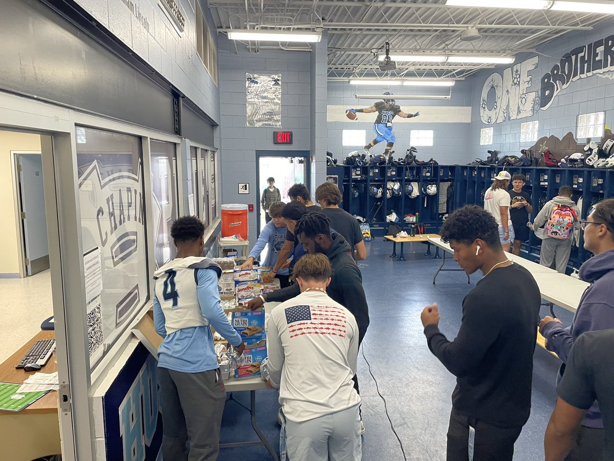 CoachRWarner's tweet photo. Nothing better than Game day! Varsity breakfast ready to go. Thank you to the Sherman family for providing the food for our boys. @ChapinHuskiesFB @ChapinBoosters @chapinpltw @ChapinPtech https://t.co/qE0klfPzOQ