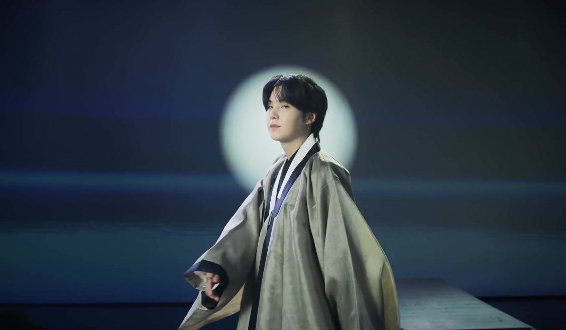 agustdfms's tweet image. min yoongi is so beautiful