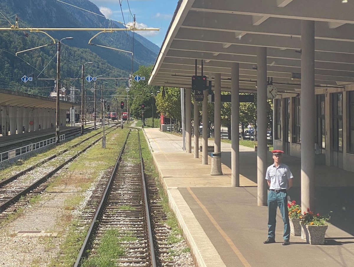DS @ABratusek si je danes ogledala obstoječe stanje na železnicah.Potovali smo od Ljubljane do Ilirske Bistrice, nato Nove Gorice in prek Jesenic vse do Ljubljane. V tem mandatu bomo poseben poudarek namenili prav železnicam, saj pomembno prispevajo k ciljem trajnostne mobilnosti