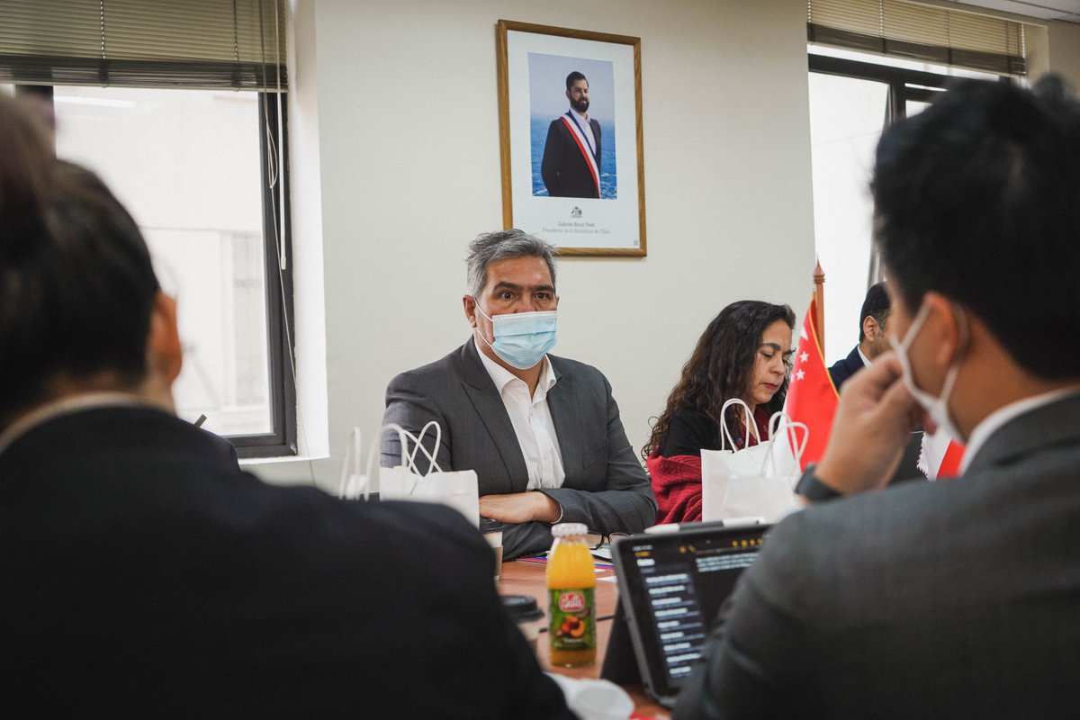 subrei_chile's tweet photo. Las Direcciones Multilateral y Bilateral de @subrei_chile se reunieron con delegación del Ministerio de Comercio e Industria de Singapur 🇨🇱🇸🇬 Se abordaron relaciones bilaterales, el Acuerdo de Asociación de Economía Digital, cadenas de suministro, @A_delPacifico, entre otros 👇 https://t.co/NKPA2d7czD