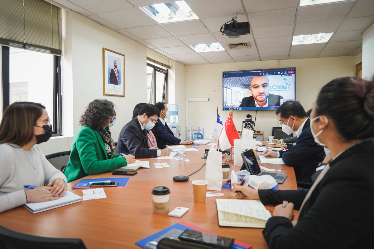 subrei_chile's tweet photo. Las Direcciones Multilateral y Bilateral de @subrei_chile se reunieron con delegación del Ministerio de Comercio e Industria de Singapur 🇨🇱🇸🇬 Se abordaron relaciones bilaterales, el Acuerdo de Asociación de Economía Digital, cadenas de suministro, @A_delPacifico, entre otros 👇 https://t.co/NKPA2d7czD