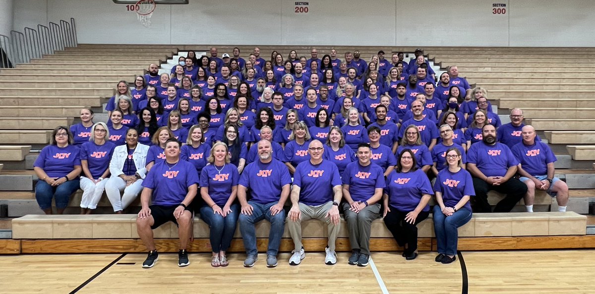 M_villeHS's tweet photo. ANNUAL MHS STAFF PHOTO! We’re ready to kick off the year! Love my crew! https://t.co/55vlYn0isd