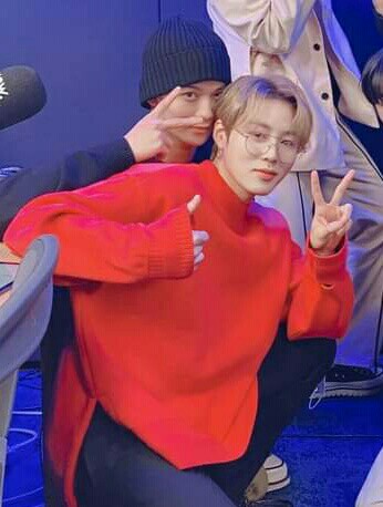 sparrowoojiniee's tweet photo. chamdeephwi wishing ha sungwoon well while serving and that he should comeback safely and healthily😭💓 https://t.co/F5NPkyDVy0