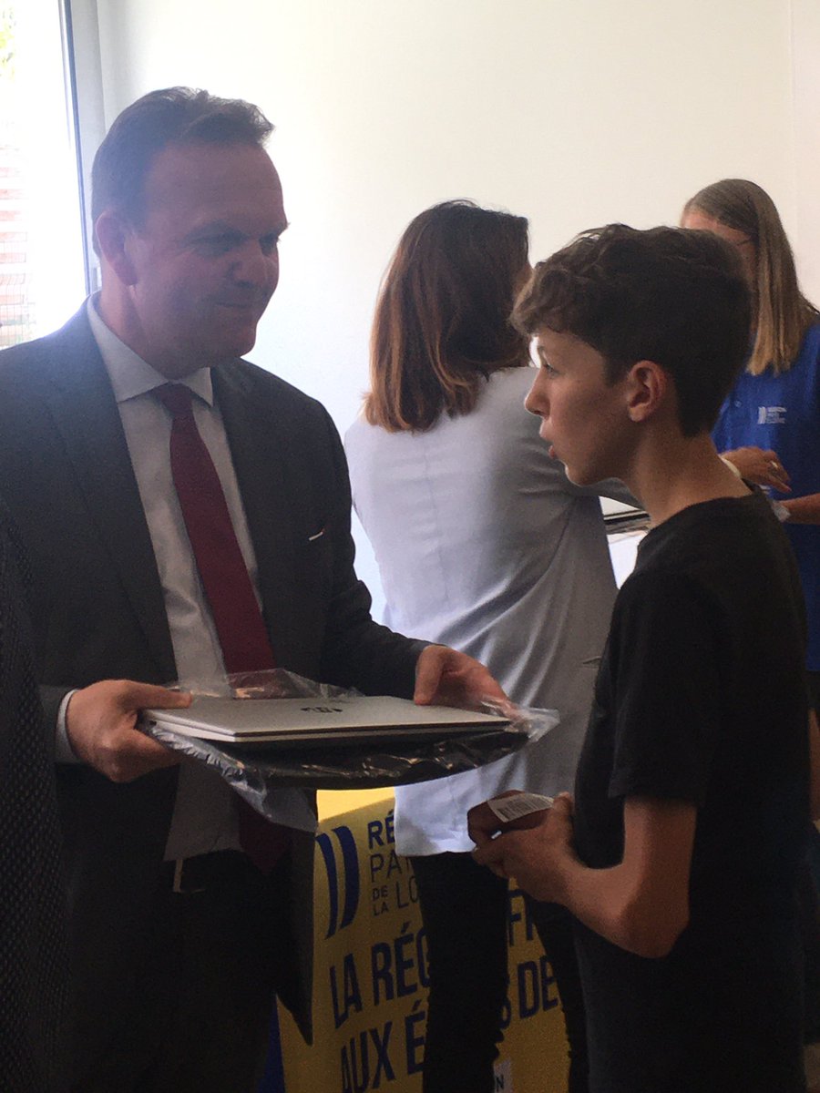 AldoFOSCHIA's tweet photo. Visite de rentrée de @C_MORANCAIS et @AndreMARTIN126 au #lycée St Charles-SteCroix à @LeMans avec Eric Martinez et Ghislain De Barmon. Remise d’ordinateurs portables aux élèves de 2nde et visite des travaux = Conseil régional @paysdelaloire au service de tous les jeunes ligériens https://t.co/j20h4iKGNb