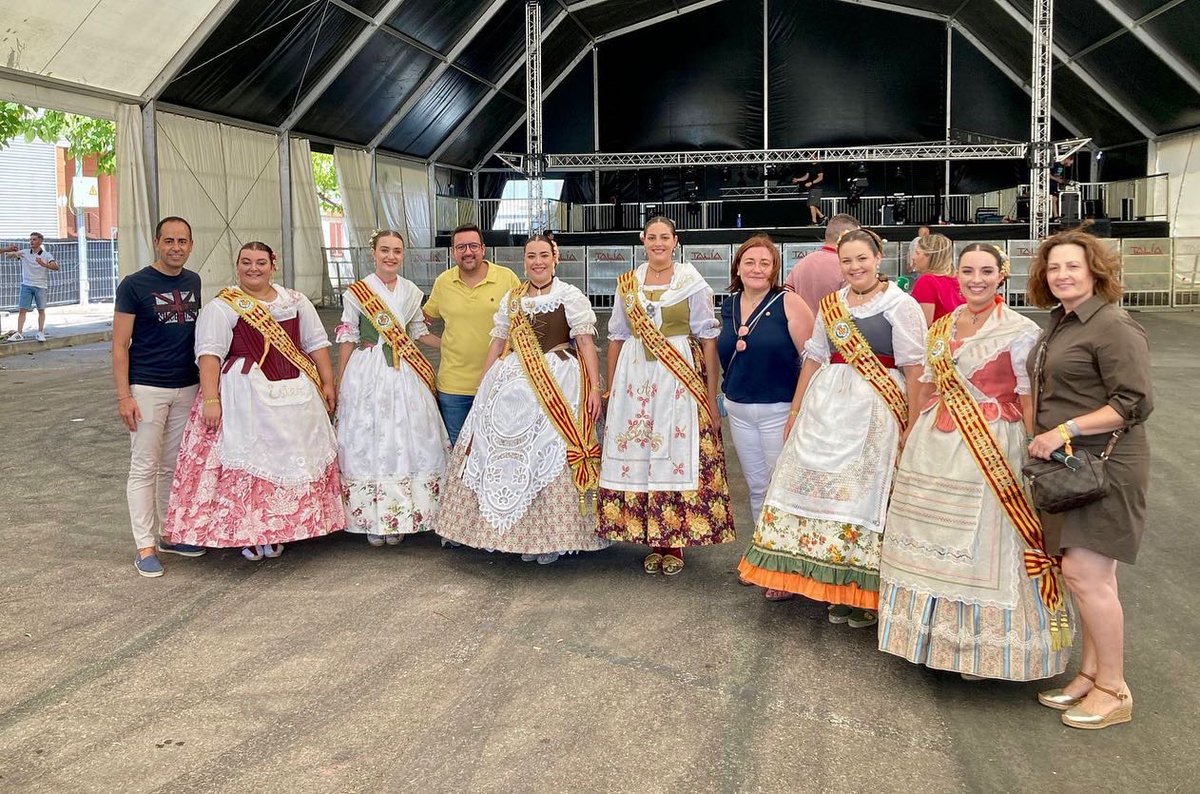AdrianCasabo's tweet photo. ✅🎉 Preparats per a viure 10 intensos dies d’emoció, tradició i sentiment. Comencen les #festes en honor a la Mare de Déu de Gràcia. Bones festes, Vila-real! 😉 #MDG22 https://t.co/RYD1pToD7D