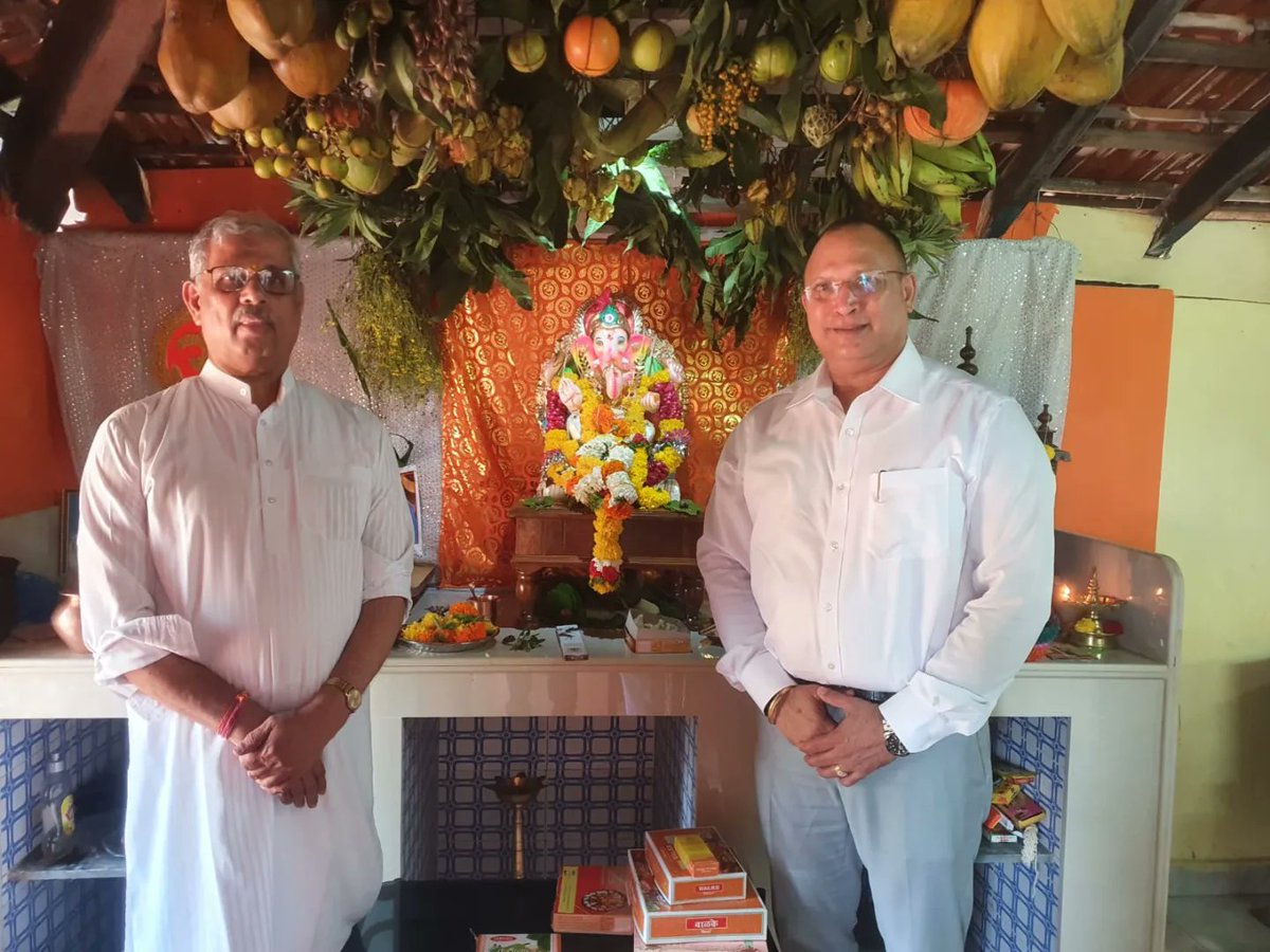 GlennTiclo's tweet photo. On the auspicious occasion of Ganesh Chaturthi, took blessings of #LordGanesha at the residence of Hon'ble Governor of Himachal Pradesh, Shri @rajendraarlekar Ji. 

May Lord Ganesha bring joy, prosperity and peace to your lives.

#GaneshChaturthi2022 #GanpatiBappaMorya #Goa https://t.co/ng48p3skk3