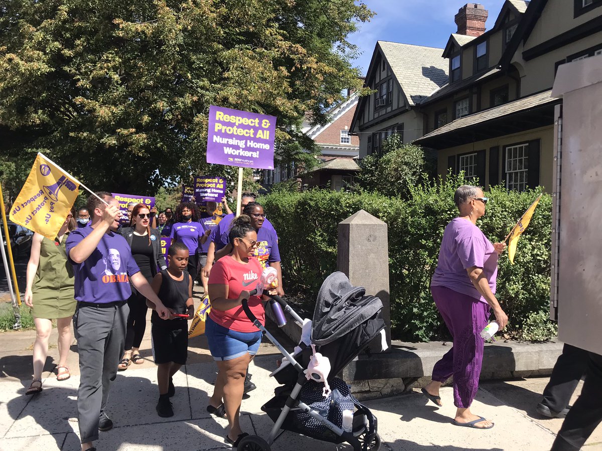 ChadUmbleLNP's tweet photo. Now marching around the block, chanting.
One chant: 
“What do we want?
A contract?
When do we want it now.
If we don’t get it shut it down.” https://t.co/l2xqFnJJtm