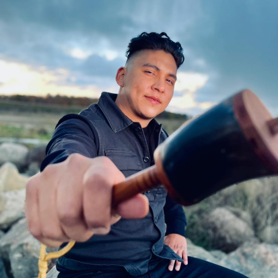 KoernerHall's tweet image. #DYK Juno Award nominee Nimkii performed with Indigenous icon @BuffySteMarie at the Skydome powwow Music Awards?
See him at the Truth &amp;amp; Reconciliation commemoration on Sept 30 with #TomsonHighway, #RebeccaCuddy, @sarainfox &amp;amp; more. 
Details available here: bit.ly/3b7caFq