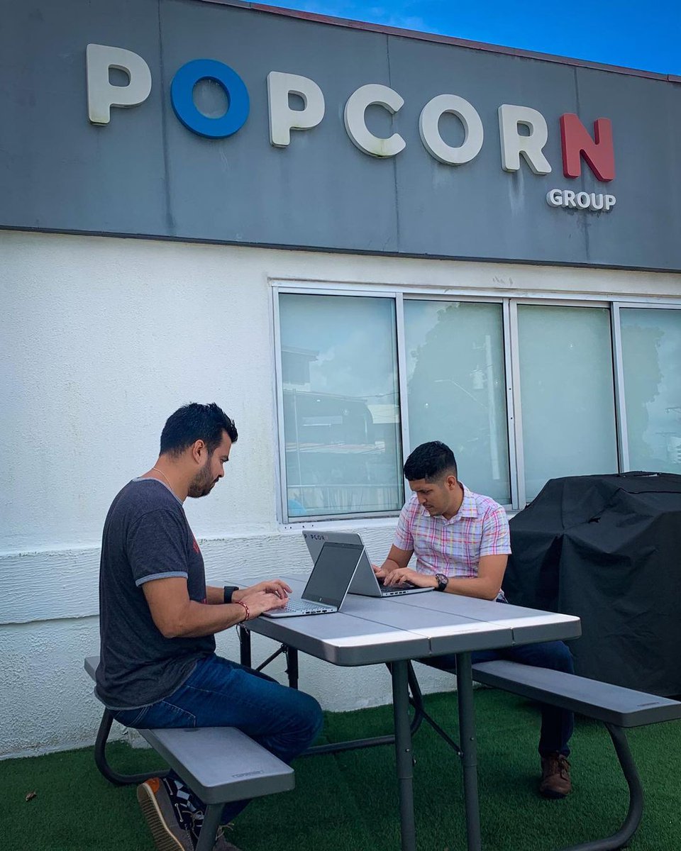 Pop_Labs's tweet photo. ¡Es viernes y estos cracks lo saben!
O tal vez no… 🤭🍿🔥

#PopcornLabs #Panamá #Viernes https://t.co/CwSVRFhElL