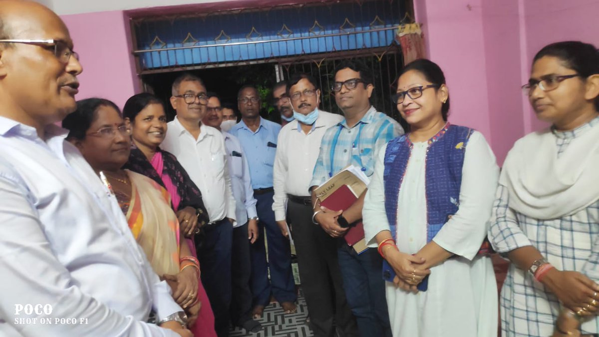 KatakaDM's tweet photo. Under the programme "Tea with a Teacher" Collector &amp;DM accompanied with Sub-Collector, ADEO &amp; other officials visited the residence of Jyotirmayee Choudhury,Asst.Teacher, B.N.Nodal UPS and handed her the letter regarding redressal of her grievances following hearing on the spot. https://t.co/rmF5b76009