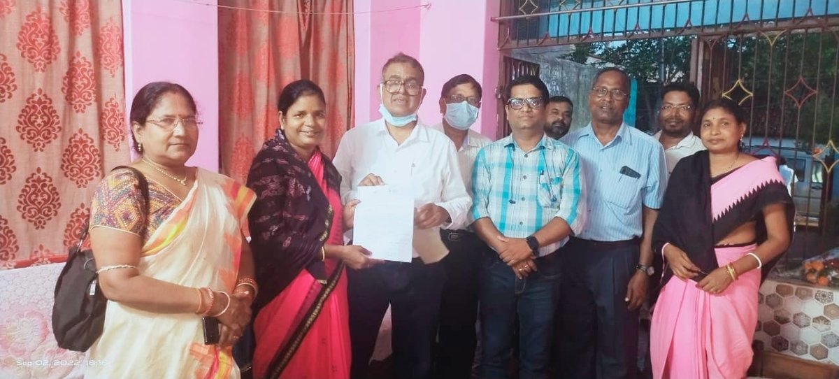 KatakaDM's tweet photo. Under the programme "Tea with a Teacher" Collector &amp;DM accompanied with Sub-Collector, ADEO &amp; other officials visited the residence of Jyotirmayee Choudhury,Asst.Teacher, B.N.Nodal UPS and handed her the letter regarding redressal of her grievances following hearing on the spot. https://t.co/rmF5b76009