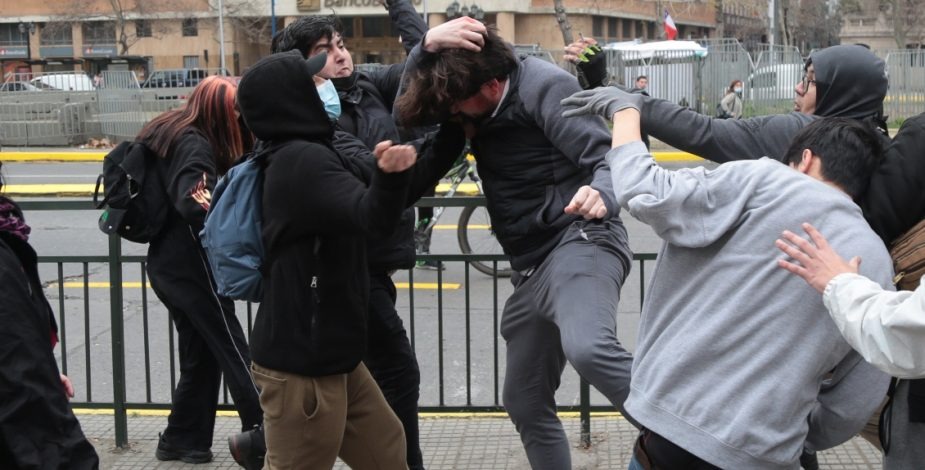 glendaumanah's tweet photo. Qué tristeza ver estas acciones de agresión. ¿Qué lleva a una persona golpear a otra por ser el hermano de un presidente? 🧐

✅Les cuento lo que sucedió: 

#GlendaAhora #GlendaUmaña #Noticias #Chile #GabrielBoric #SimonBoric https://t.co/SHEb48FbBP