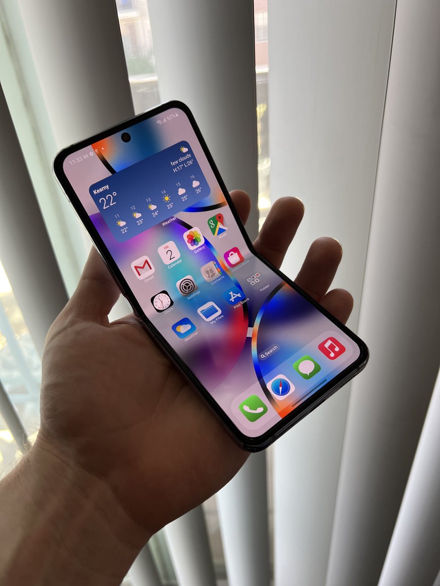 GregoryMcFadden's tweet photo. I think Apple sent me the wrong iPhone 14. https://t.co/lNFuwKGXf2