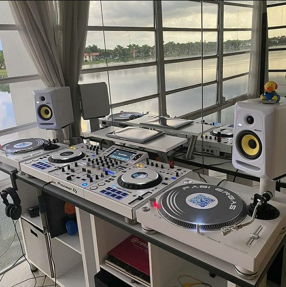 DefectedRecords's tweet photo. Now that's a setup 👌 https://t.co/6M1PREIOqi