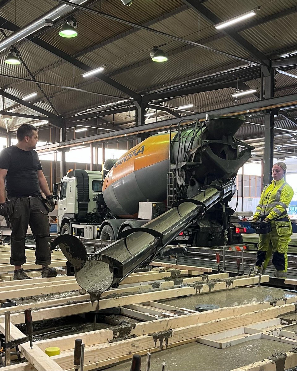 MariaWiland's tweet photo. Tranemo Prefab på tur, en intressant och lärorik dag med besök på #byggplatsnyahotellet liksom #bohusbetong i Jönköping. Nu väntar middag och Jönköping visar sig från sin bästa sida.☀️😎 #starkatillsammans #betongmagi #klimatförbättradbetong https://t.co/oxDc2DRCER