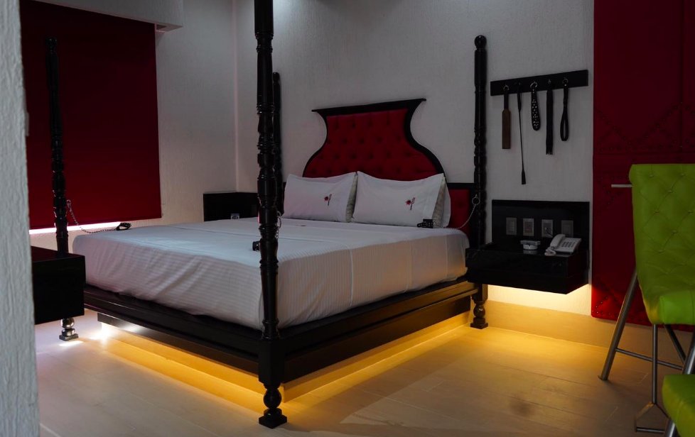 Cuatro esposas en cada esquina de la cama para dejarse amarrar y llegar al máximo placer...
🔥🔥🔥
