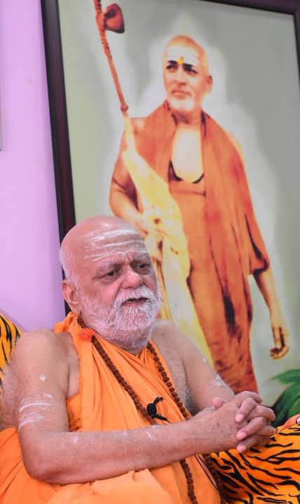 लुप्त हुआ ज्ञान सूर्य मंडल में स्थित रहता है। भगवान सूर्य की उपासना करके उसको प्राप्त किया जा सकता है। जिस गणितीय सूत्र से हिरण्यगर्भ/सूर्य सृष्टि का निर्माण करते हैं उसी सूत्र को #पुरी_शंकराचार्य जगद्गुरु निश्चलानंद महराज जी ने सूर्यनारायण की उपासना से प्राप्त किया है।