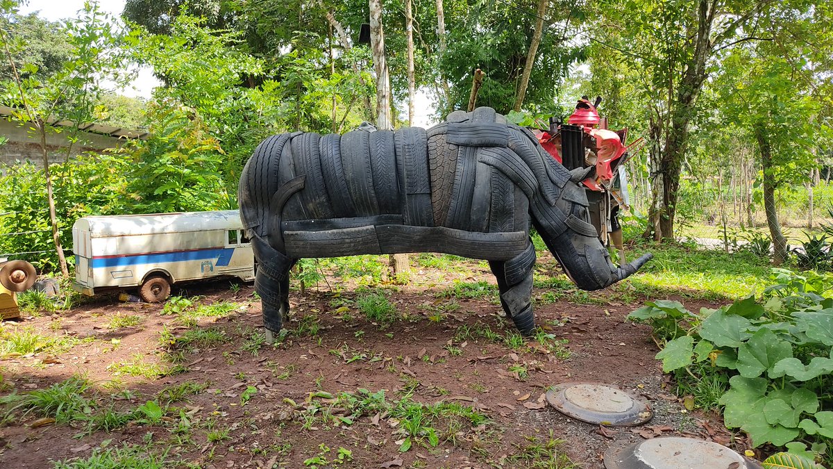 minitruckart's tweet photo. Una de mis nuevas creaciones utilizando llantas Recicladas el Rinoceronte negro espero les guste esta nueva creación escultura de llantas más tarde le pasaré cepillo los Rinocerontes están el peligro crítico por la caza indiscriminada por su cuerno https://t.co/VWLrOaXnV8