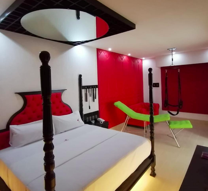 ¡Les deseamos una fin de semana lleno de placer, diversión, sexys travesuras y mucha pasión!.
❤️😎🐷😛😈