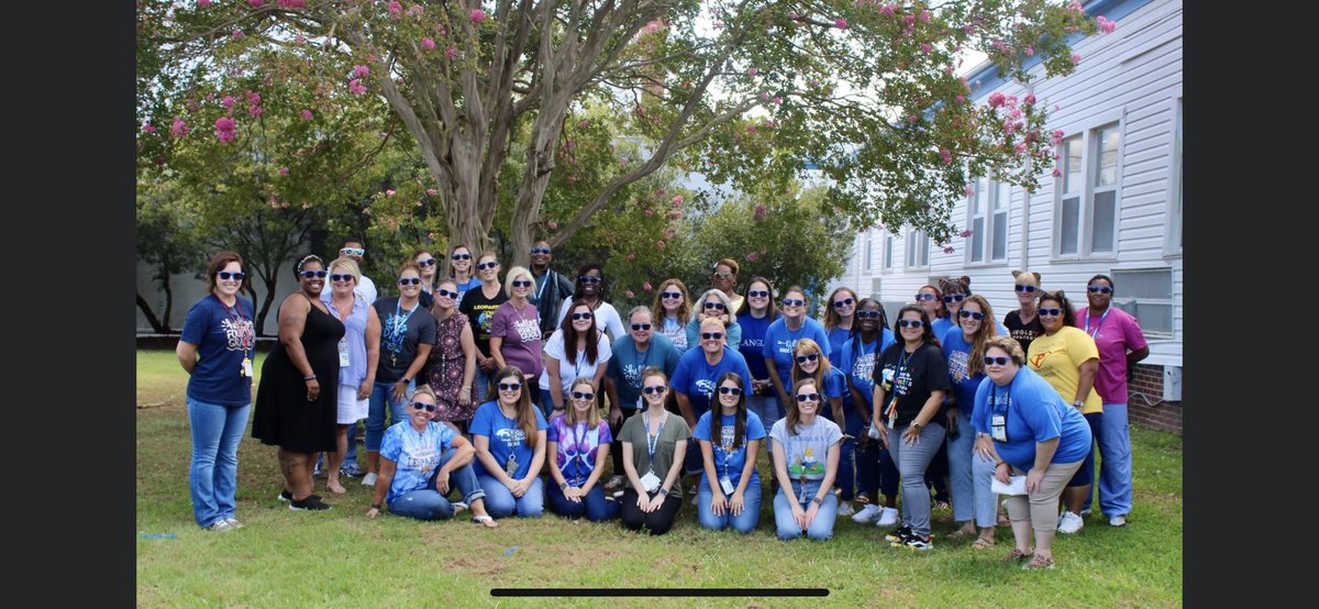 😎 This year is going to be so BRIGHT! Langley Leopards ROAR! #WeAreHCS #WelcomeBack #Back2School #BrightFuture