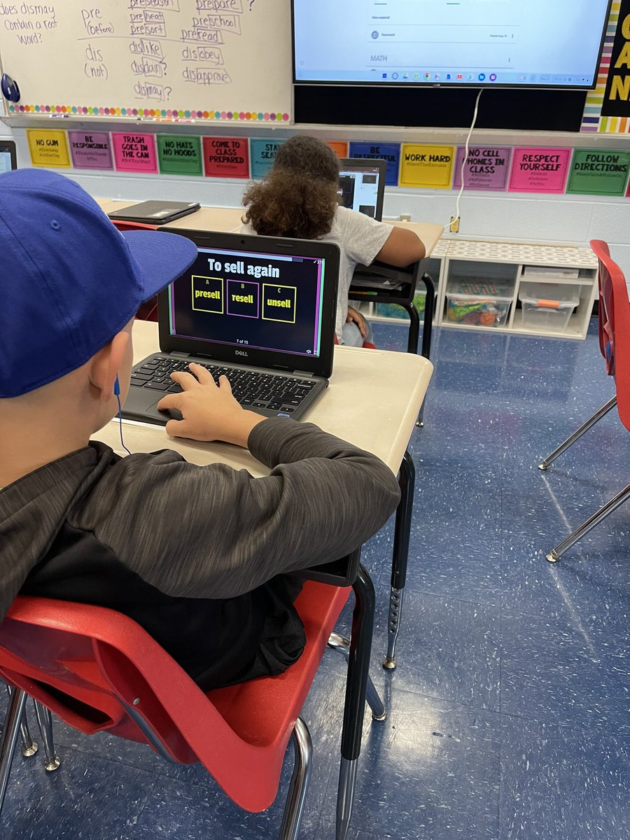perkinsonreads's tweet photo. When you use technology and games to build understanding of weekly skills, everyone has fun! @OESCards https://t.co/3m1hTu4kLW