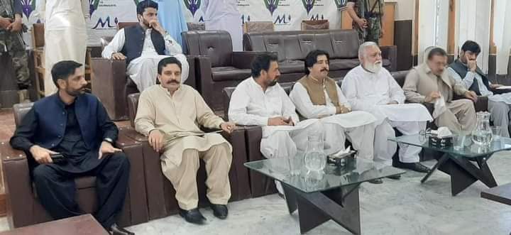 Pashto__Ghazzal's tweet photo. #وزیرستان
#اتمانزئی_جرگہ
اس وقت اتمانزائي قوم اور مذاکراتی ٹیم کے درمیان مذاکرات جاری ہے۔
اتمانزئی قوم کے بہت سے مشران خال میں موجود ہے۔
#UtmanZai
#ReleaseAliWazir @ZawiaMedia @ZawiaNews @ManzoorPashteen @ShafiqAhmadAdv3 https://t.co/yDpmNvtOiI