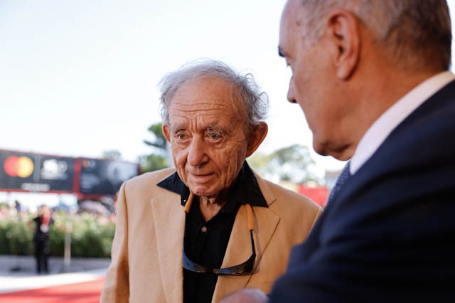 la_Biennale's tweet photo. #BiennaleCinema2022 Il regista #FrederickWiseman (@ZipporahFilms) e la sua interprete #NathalieBoutefeu sfilano sul tappeto rosso per #ACouple, in #Concorso a #Venezia79. https://t.co/v8XlchIBtc