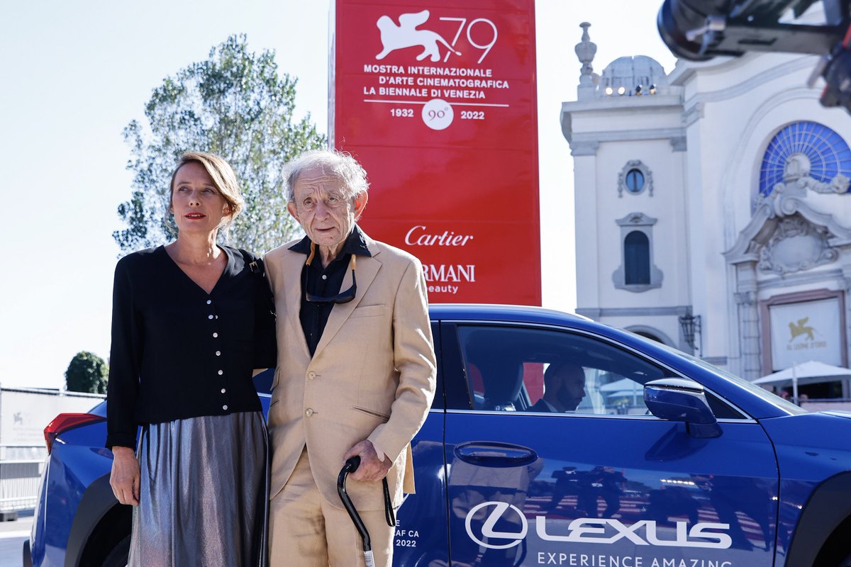 la_Biennale's tweet photo. #BiennaleCinema2022 Il regista #FrederickWiseman (@ZipporahFilms) e la sua interprete #NathalieBoutefeu sfilano sul tappeto rosso per #ACouple, in #Concorso a #Venezia79. https://t.co/v8XlchIBtc