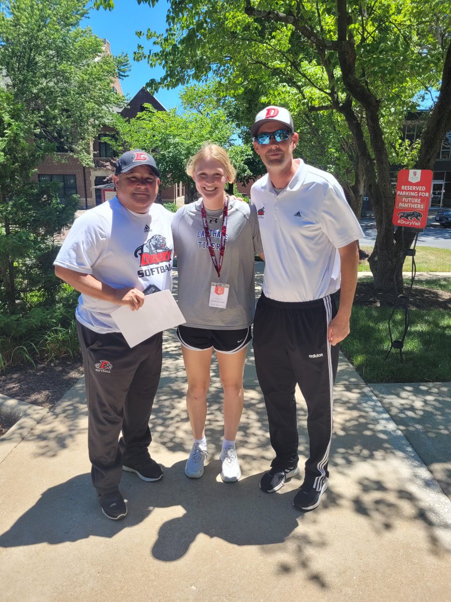 Let’s congratulate Landry Cochran on her commitment to further her academics and her athletic career at Drury University!!