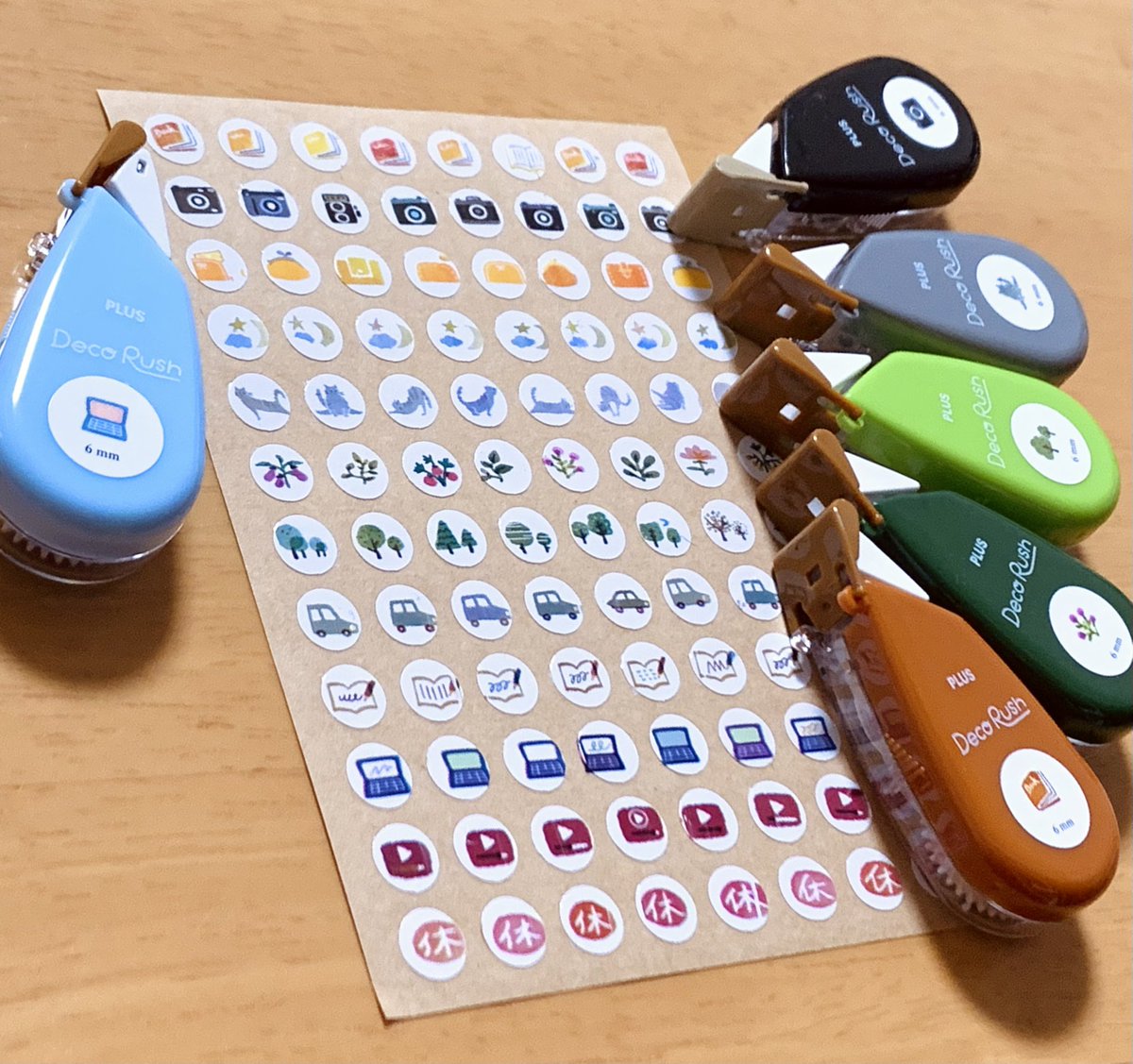 cnptooo_'s tweet photo. 手帳系のオープンチャットで丸シールにデコラッシュ貼ってるアイディア出してる方がいて、早速真似してみたら本当に可愛い〜！！

この使ってるシールが表面ツルツルだから、物によってはデコラッシュの絵柄が伸びてしまうのが難しい😭 https://t.co/mxB1LNFf6O