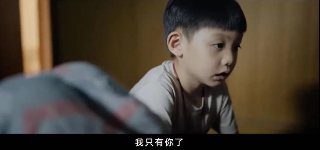 xiaobudians's tweet photo. ➋理由是“女孩要早点赚钱养家”。考研去北京成为姐姐摆脱父母的光明出路。但父母不幸车祸身亡，给她留下了年仅六岁的弟弟。原本已经明确人生规划的姐姐，面临着要抚养关系冷漠疏离的弟弟，还是追求个人理想的艰难抉择🚧🚑

🧿一声姐姐 一生姐姐 “我是姐姐从生下来那天就是 一直都是”
#张子枫 #รีวิวหนัง https://t.co/bs1m72FUwC