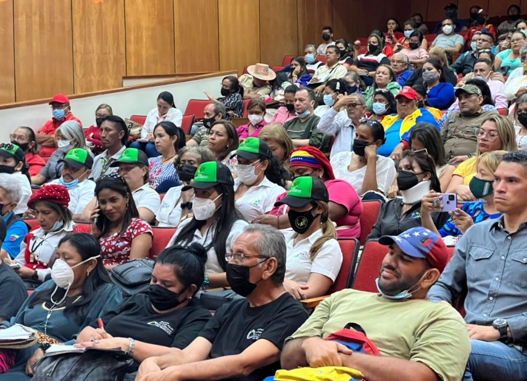 _LaAvanzadora's tweet photo. Finalicé mi visita por el estado Zulia con un Encuentro con sector educativo. Juramentamos al Equipo Promotor del Congreso de la Nueva Época.

@NicolasMaduro
@MPPEDUCACION https://t.co/yPUrl1Aw57
