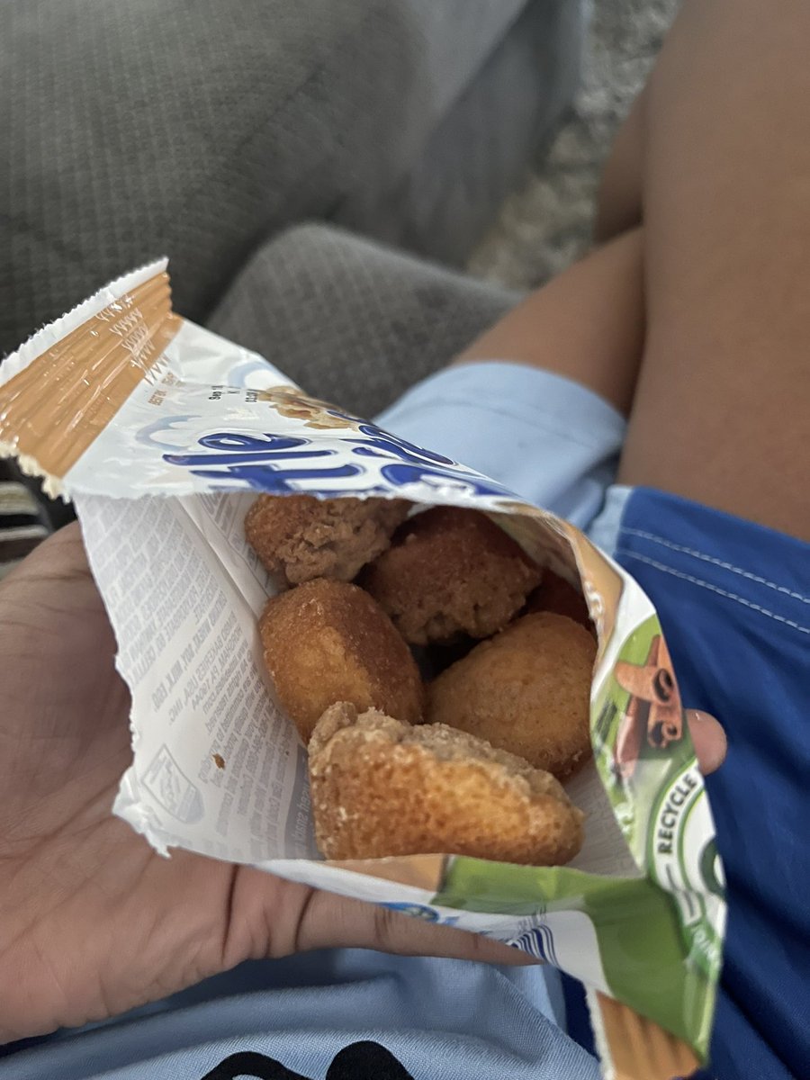 lanastarr11's tweet photo. Yo whoever stuffed this pack of @Entenmanns Little Bites deserves a raise🥹🫶🏽. 

Also where’s the petition to put more muffins in each pack fr?? #morelittlebites #crumbcakes #imnotluckyimblessed #DeadlineDay https://t.co/veA66m5Oyk