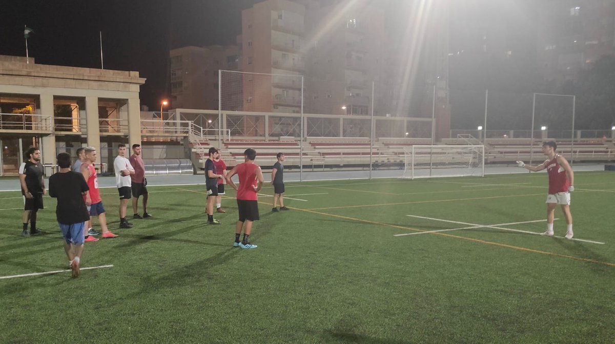 🏈Primer día de Jornadas abiertas.

Muchas caras nuevas y muchas ganas de football. 

Volvemos cada lunes y miércoles de 20:15 a 22:30 en el estadio de la Juventud (Emilio Campra), demuestra que vales para este deporte.🏈