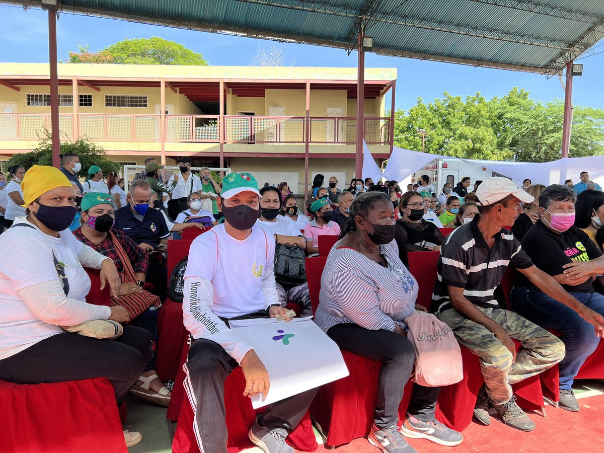 IpasmeOficial's tweet photo. #02Sep ¡Con Amor y Humanismo!

En tercer día de jornada, el equipo del @IpasmeOficial se mantiene desplegado en el #Zulia garantizando la salud de los trabajadores del Magisterio venezolano brindado excelente atención y bienestar.

#PatriaUnidaDePaz
@NicolasMaduro
@_LaAvanzadora https://t.co/QO3mDJzMZm