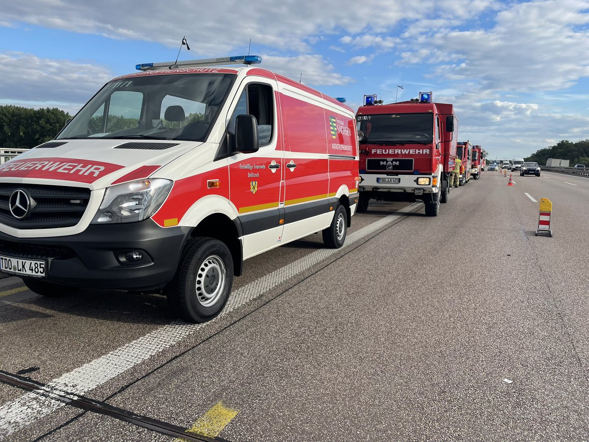 Feuerwehr_DZ's tweet photo. Gegenwärtig #Einsatz für den #Gefahrgutzug auf der #BAB9
Zwischen Leipzig-West und #Großkugel Fahrtrichtung #Berlin
#Verkehrsbehinderungen #stau #feuerwehr #schkeuditz #autobahn https://t.co/uYb6rvrNXD