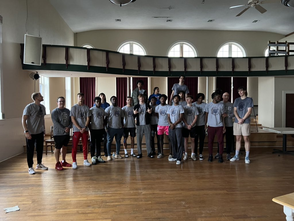 MSUWPGrizzlyMBB's tweet photo. Community work at the West Plains Opera house ! https://t.co/eWqHLuAR9G