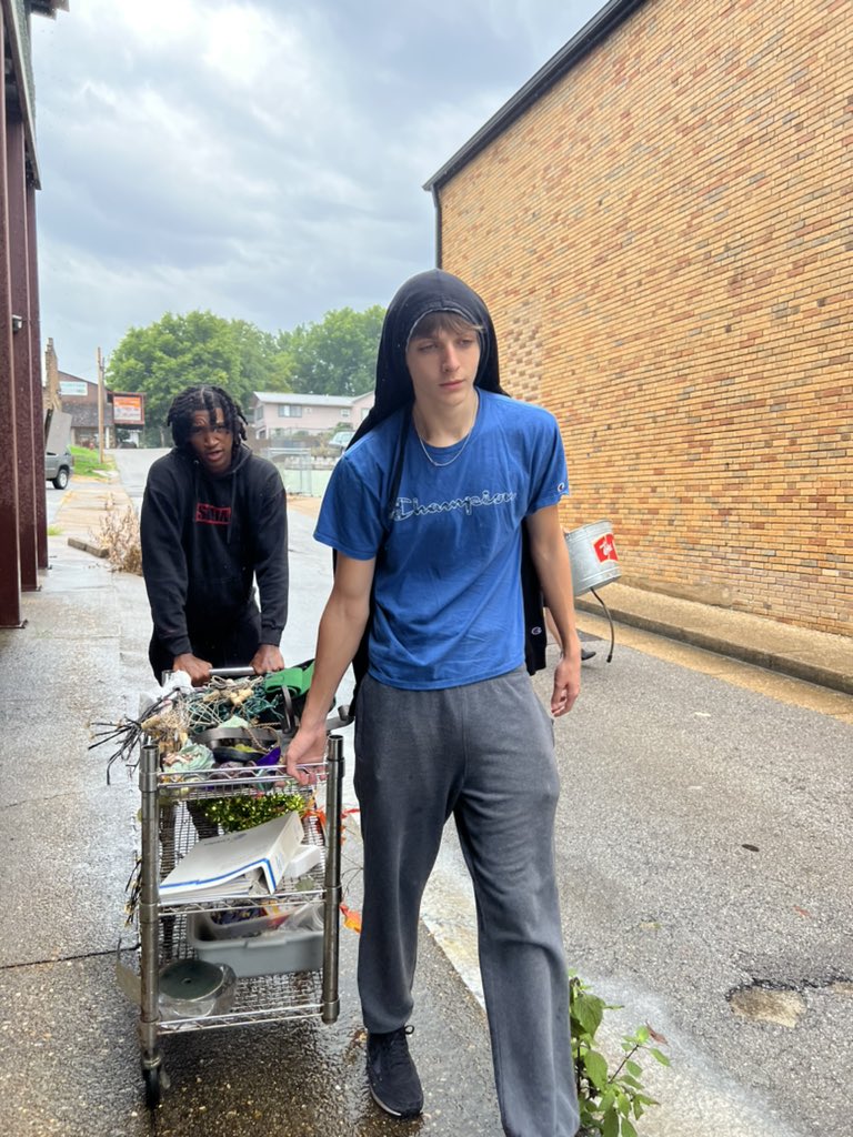 MSUWPGrizzlyMBB's tweet photo. Community work at the West Plains Opera house ! https://t.co/eWqHLuAR9G
