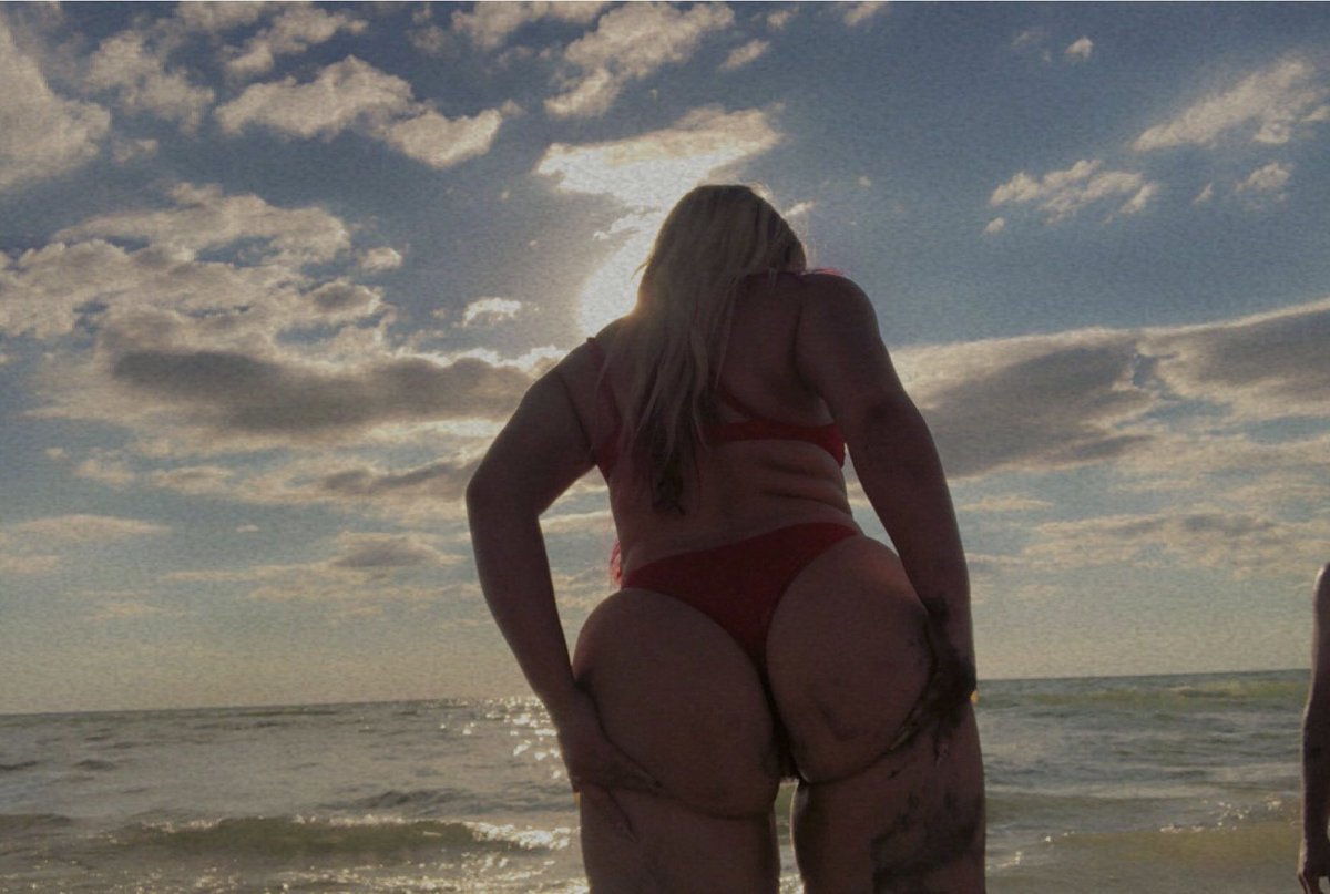 treasure232323's tweet photo. #sunsoutbunsout #SheHulk  #beach #hottie #Baddies #red #girly #fortheboys #happyplace 🍒 #newhere https://t.co/TlUAvH2GEh