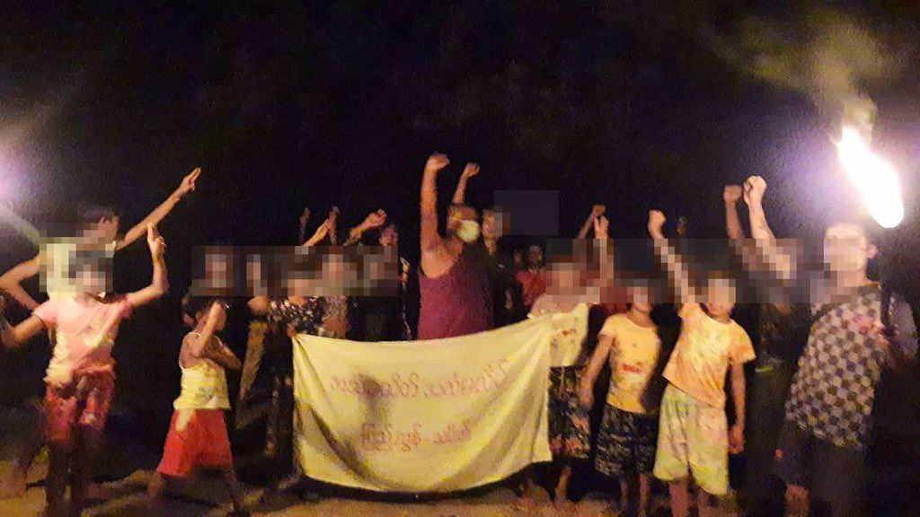 PhyoBangtan's tweet photo. Despite having difficulties, the Pyigyitakun’s night strike led by a monk who is charged under section 505 (A) , was continued successfully today.   #2022Sept2Coup #AcceptNUGRejectMilitary #UKyawMoeTunIsOurAmbassador #WhatsHappeningInMyanmar https://t.co/WPUOHxcAIV