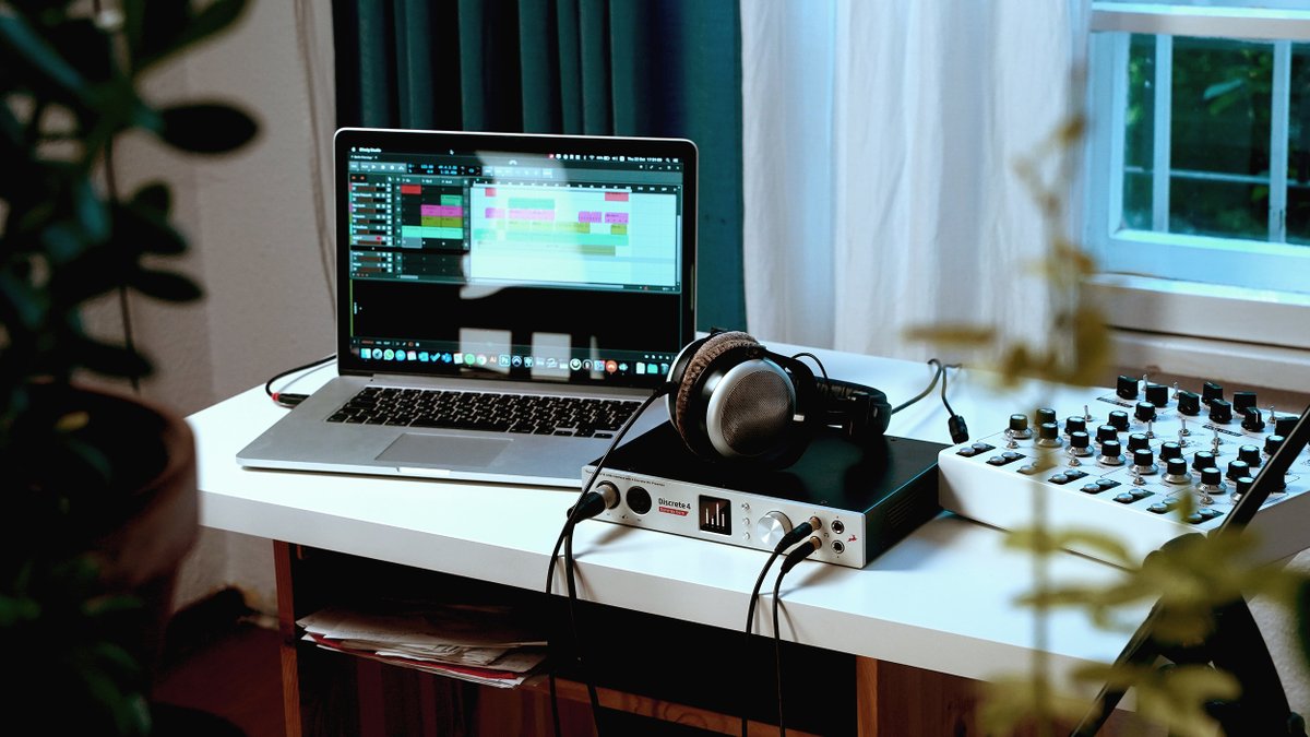 AntelopeAudio's tweet photo. You don't have to leave your room to make high quality recordings 🔊
#antelopeaudio #audiointerface #discrete4 #discrete4synergycore #audioproduction #gear #musicianlife #studiodesk #proaudio #audio #audioindustry #recording #geargoals https://t.co/kARA2v776d