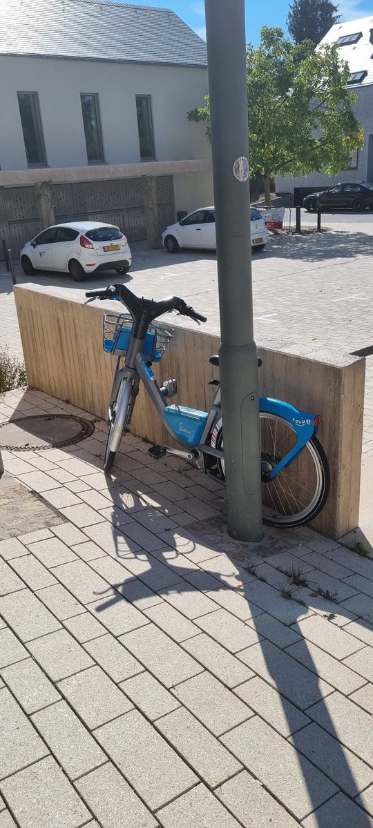 s_massard's tweet photo. @CityLuxembourg 
@ReportIt_LU
#whereismyveloh
#veloh
 E Veloh ass zu Mensder (Betzder) opgetaucht.
(Beim Centre Culturel) https://t.co/mZ5P4mgnJ1