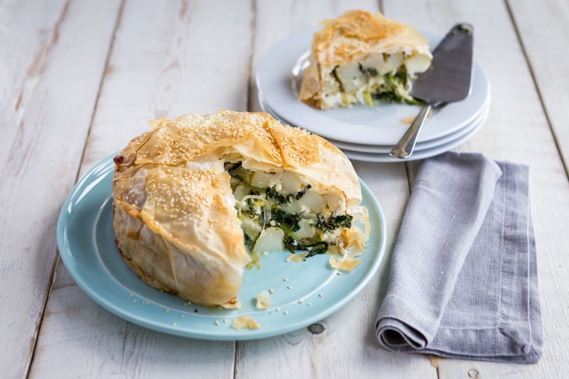 This herby New Potato, feta, spinach and filo pie is filled with fresh Cornish New potatoes, crisp spinach and crumbly feta🥧. This delicious recipe was created for us by Gabriella English. 

To find the full recipe, visit our website:seasonalspuds.com/recipes/herby-…

#Pie #Potatoes