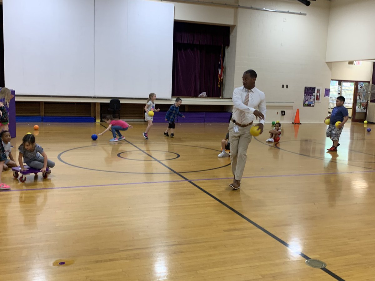 FletchLives4PE's tweet photo. Not sure who had more fun at @AmandaEleTweets this morning, @MCSDSuper or @ParsonsPride 2nd grade class?💜
#MiddieRising🔮
#MovingOurBus🚌
#MustangsOnTheMove🐴 https://t.co/DecxKcF3E1