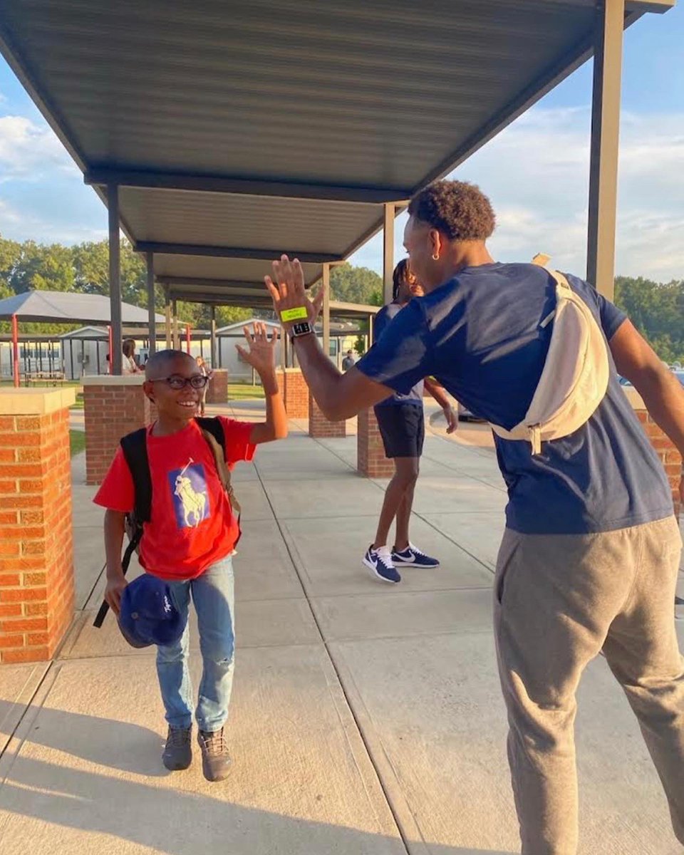 GoChoctaws_MBB's tweet photo. We enjoyed spending our morning volunteering at @ClintonSchools Eastside Elementary! Our guys had a lot of fun spending time giving back to the local youth as a part of College Colors Day!

#CollegeColorsDay
#ChoctawHoopsGivesBack https://t.co/3D8Xy8hgG1